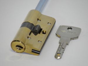 Цилиндр CISA RS3 S 35-35 ключ/вертушка(Италия) купить в интернет-магазине «Планета Замков» за 5600 руб. в Москве