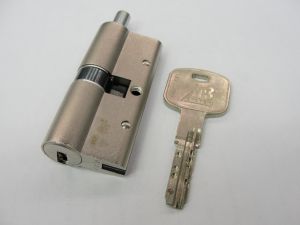 Цилиндр CISA AP3 S 35-35 ключ/вертушка(Италия) купить в интернет-магазине «Планета Замков» за 3850 руб. в Москве